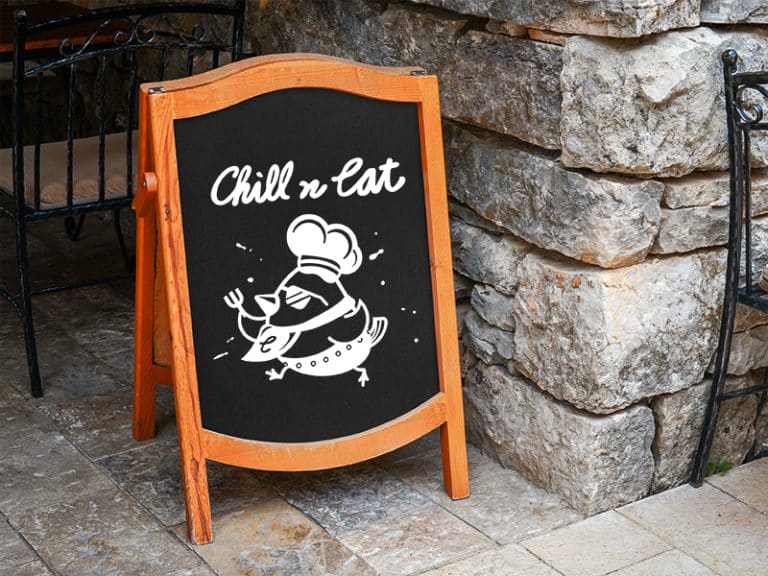 CHILL N EAT鹽水雞LOGO的設計為品牌捏塑活潑氛圍，讓各年齡層的人們都更能接受。