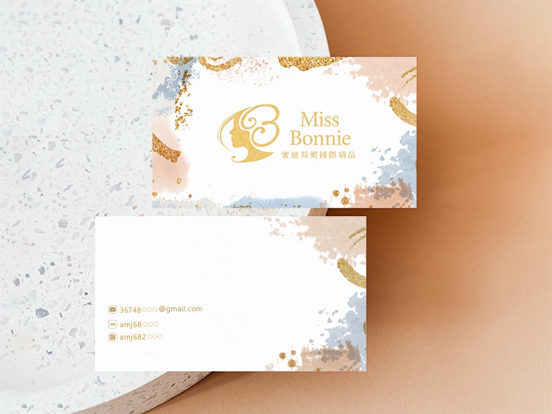 蜜絲邦妮LOGO與名片的設計都詮釋著柔和的氛圍。