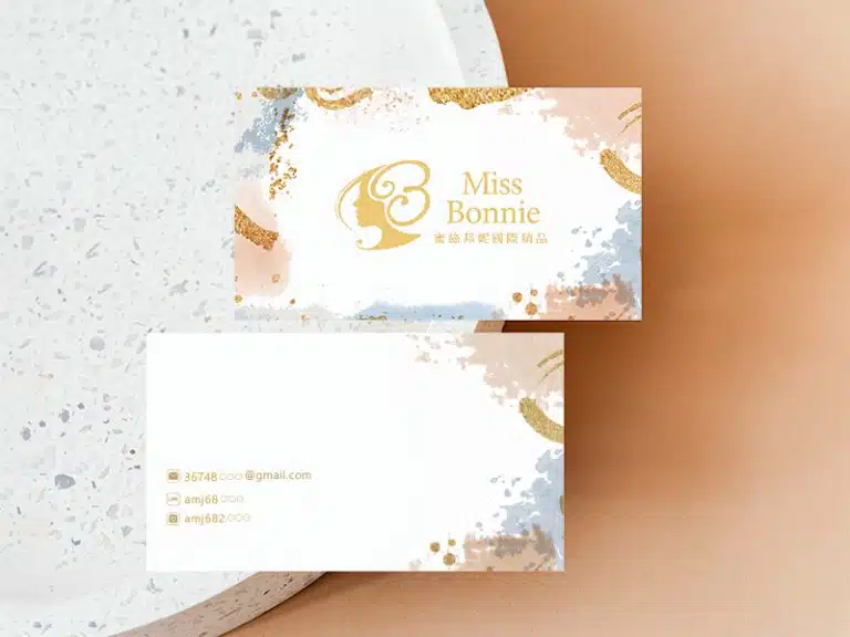 蜜絲邦妮LOGO與名片的設計都詮釋著柔和的氛圍。