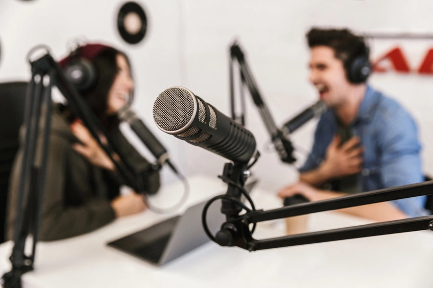 兩位主持人正在主持一場Podcast節目。